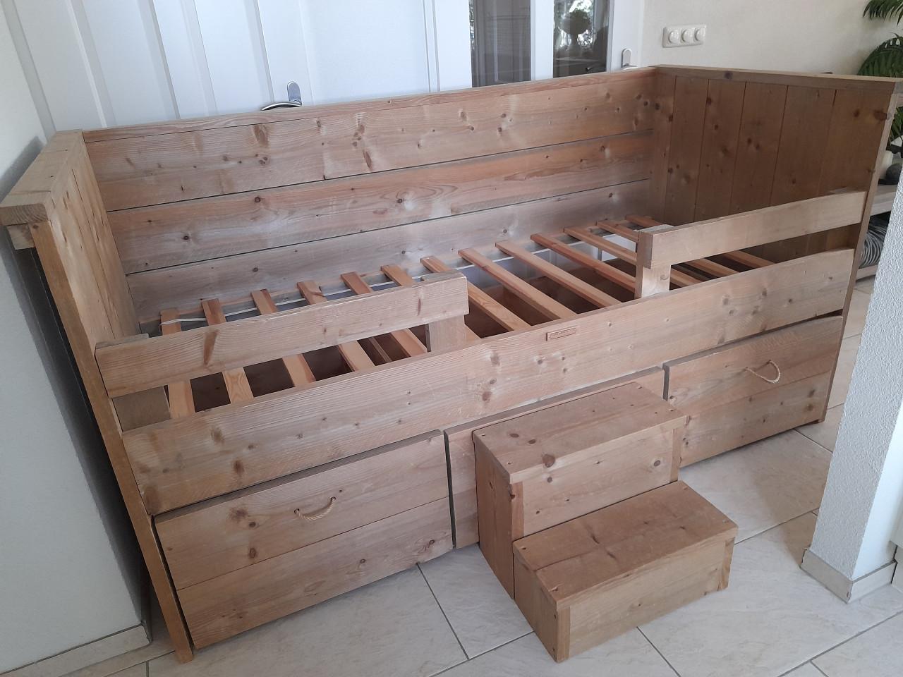 Van Londen steiger houten bed 90 x 200 met 3 laden (in goede nette staat )