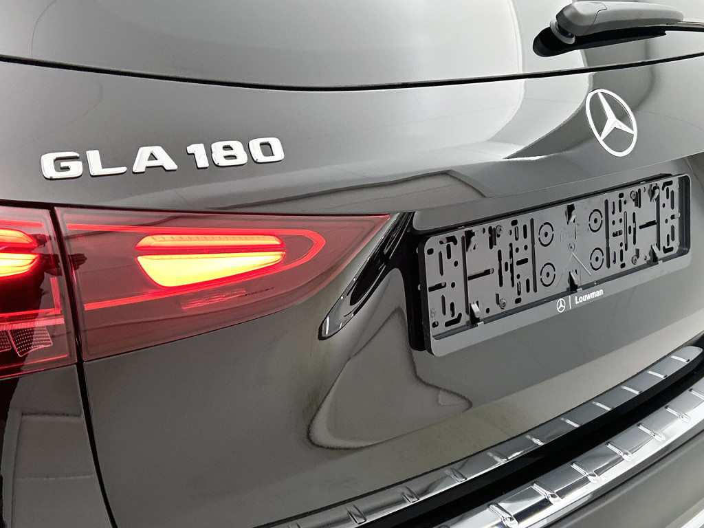 Mercedes-Benz Gla-klasse 180 business solution amg | trekhaak | parkeerpakk