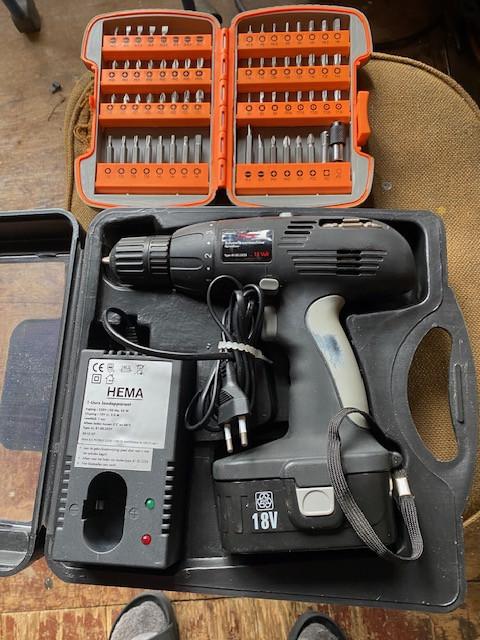 Accu boormachine compleet met lader 18V als nieuw met Doosje bitjes(KOOPJE)