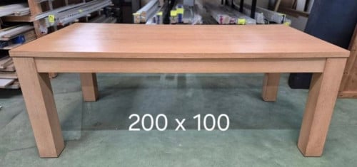 Degelijke eetkamertafel