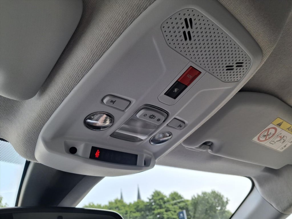 Peugeot 208 1.2 puretech 100pk eat8 allure pack | navi | bt | parkeersens. 