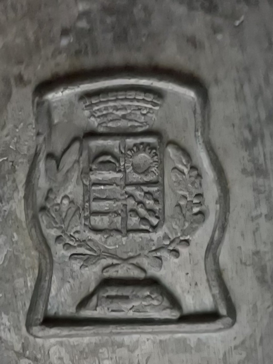 Antieke kannen van tin eikeltjes