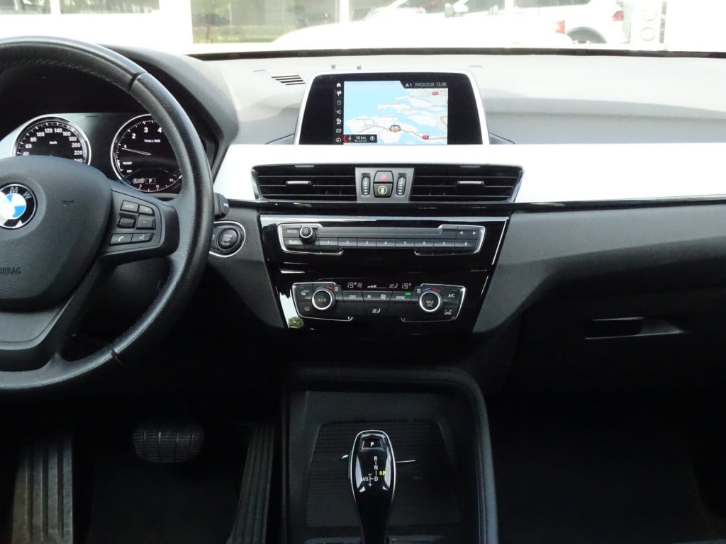BMW X1 sdrive18i executive automaat | apple carplay | | el. koffer | 17"