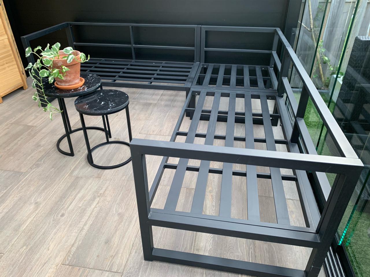 Alminium zwart loungeset, met kussens en tafeltjes.