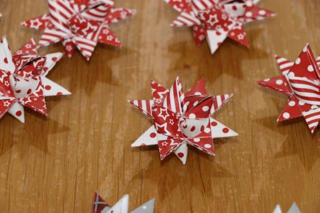 Kerst origami ster Diverse kerst motieven En kleuren Klein: 11 cm. Euro