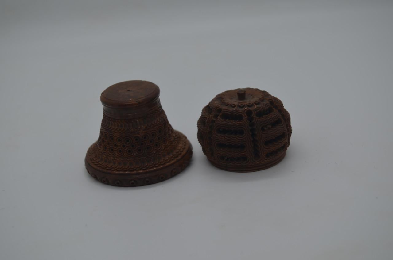 Handgesneden coquilla noten strooiers en pomanders (6)