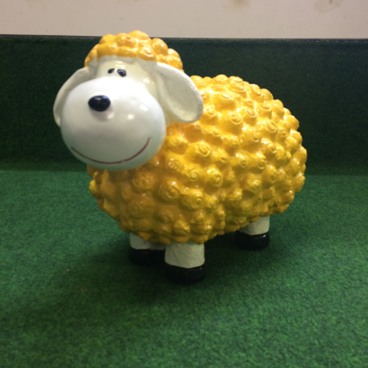 Coole gele tuinkabouter met zonnebril