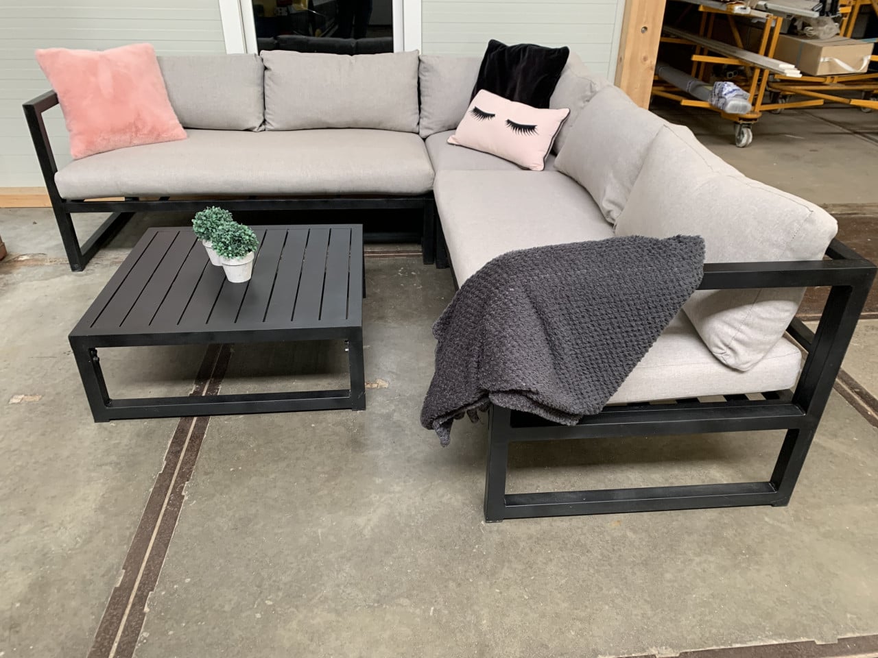 Zwart Alminium loungset met kussens en tafel.