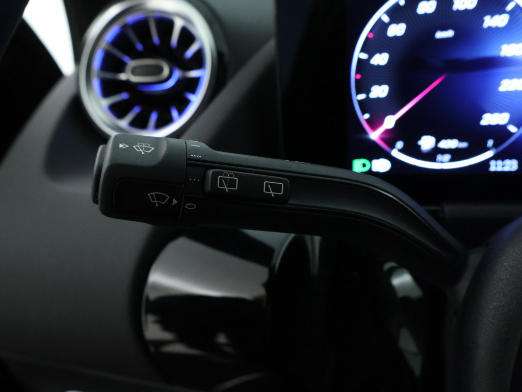 Mercedes-Benz Gla-klasse 250 e face lift plug-in hybride | dodehoek assist 