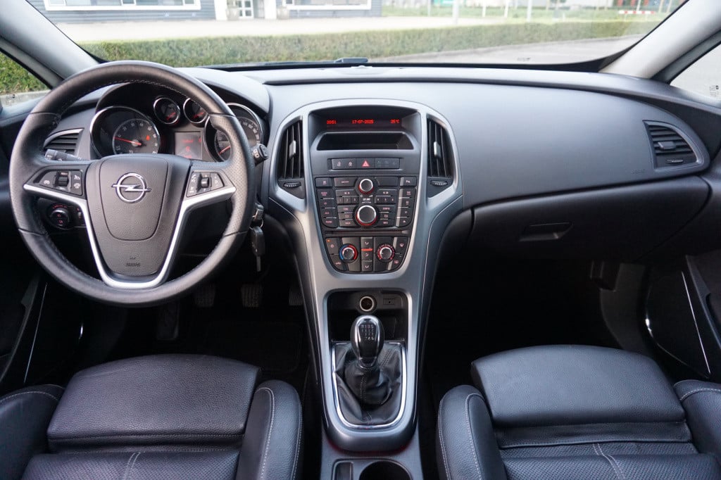 Opel Astra gtc 1.4 turbo sport airco / cruise / parkeers. / lm velgen / tre