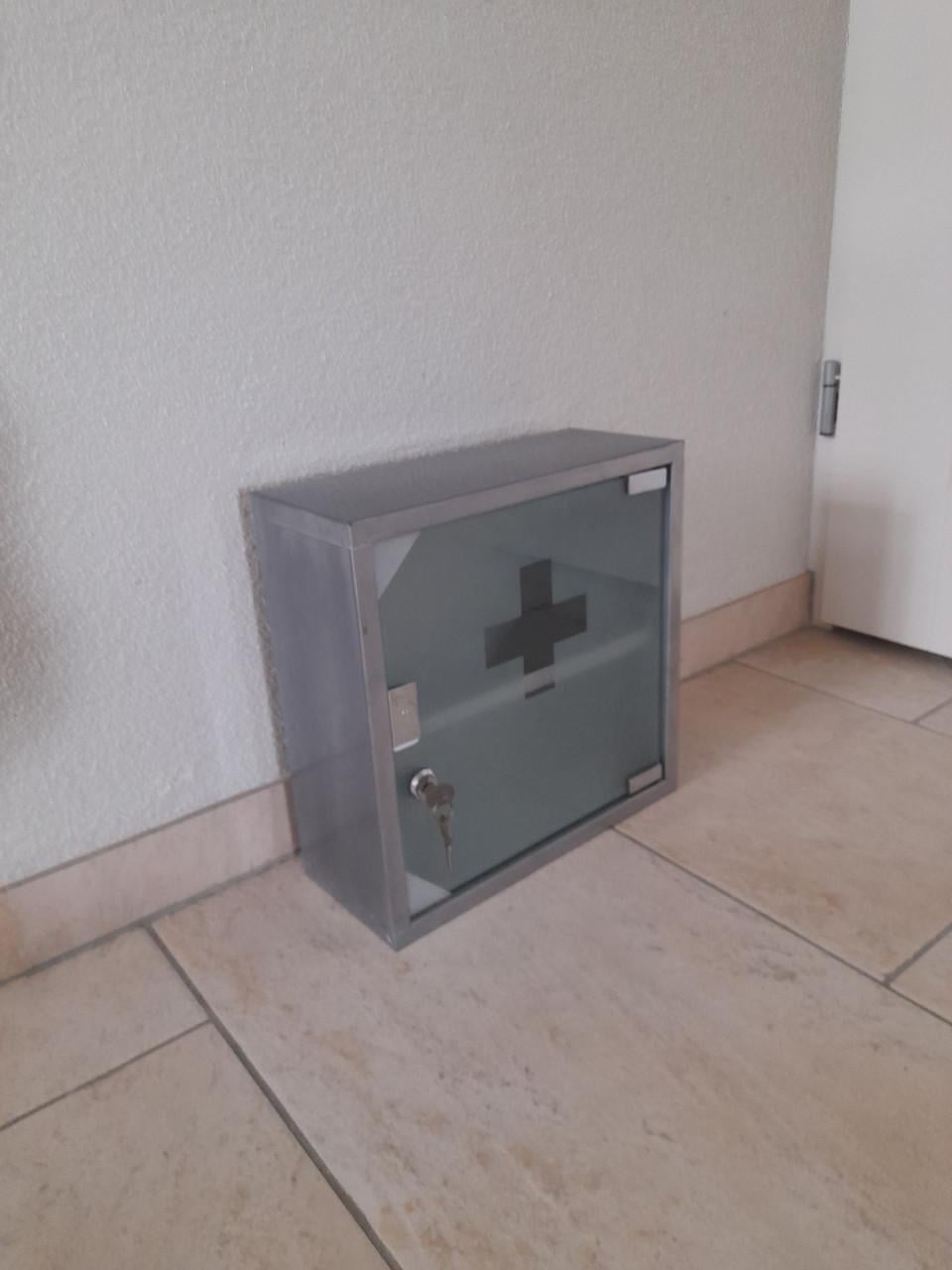 Medicijnkastje  30 x 30 x 12 cm (in goede staat )