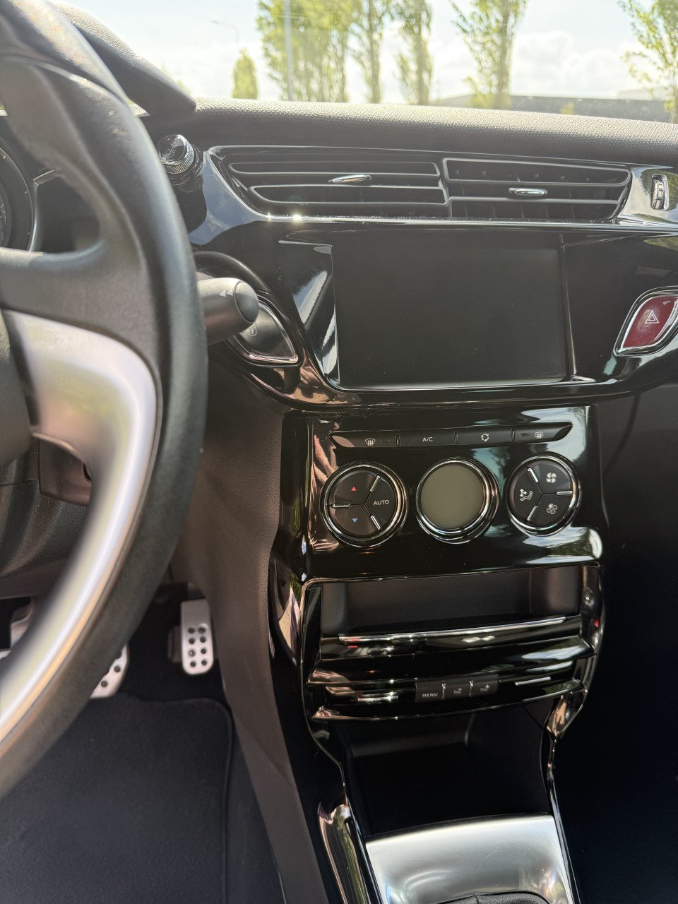 DS3 – 2015 – Zilver/Zwart – Goed onderhouden + extra set banden!