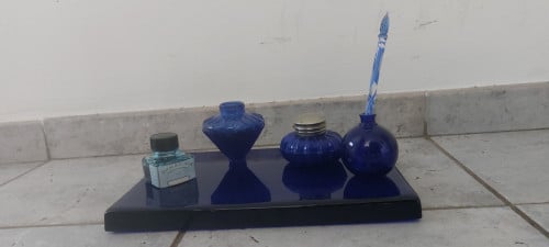 Antieke kobaltblauwe inktset op kobaltblauwe glazen plaat