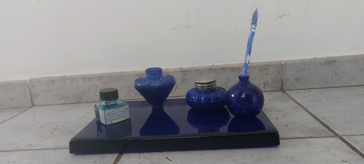 Antieke kobaltblauwe inktset op kobaltblauwe glazen plaat