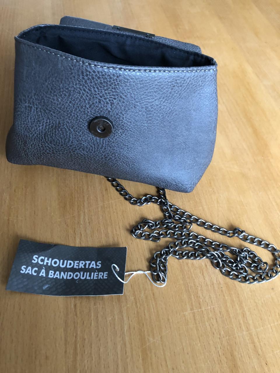 Te koop leuk grijs tasje.(nieuw).