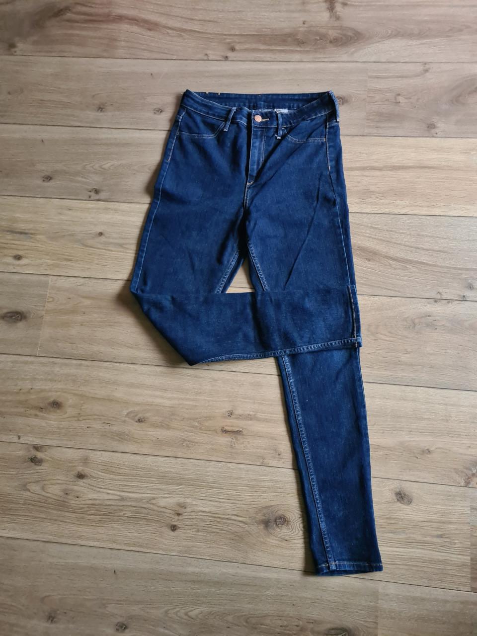 Donker blauwe skinny stretch spijkerbroek van H&M  Maat M