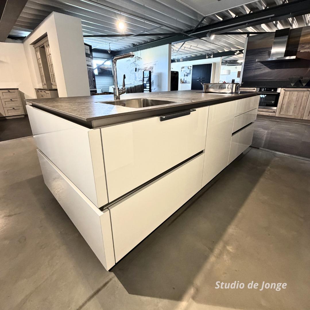 Luxe showroomkeuken met kookeiland en Dekton blad