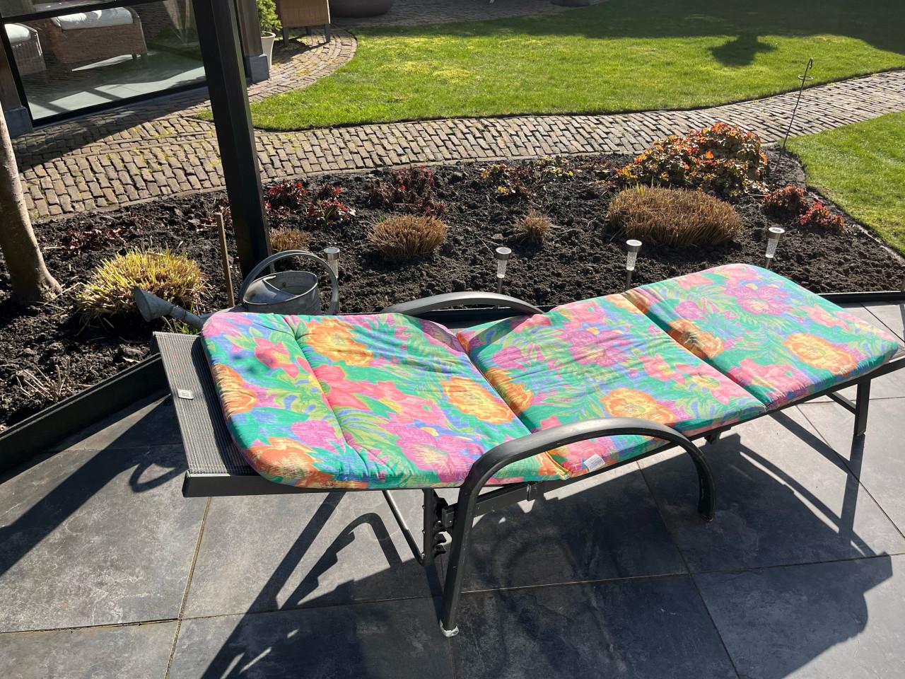 Ligbed merk PR Design, aluminium.