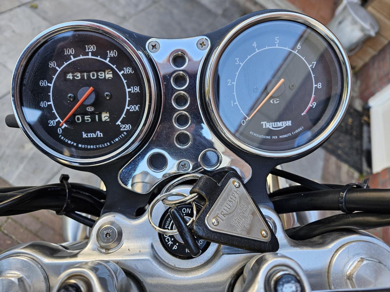 Triumph Thunderbird 900