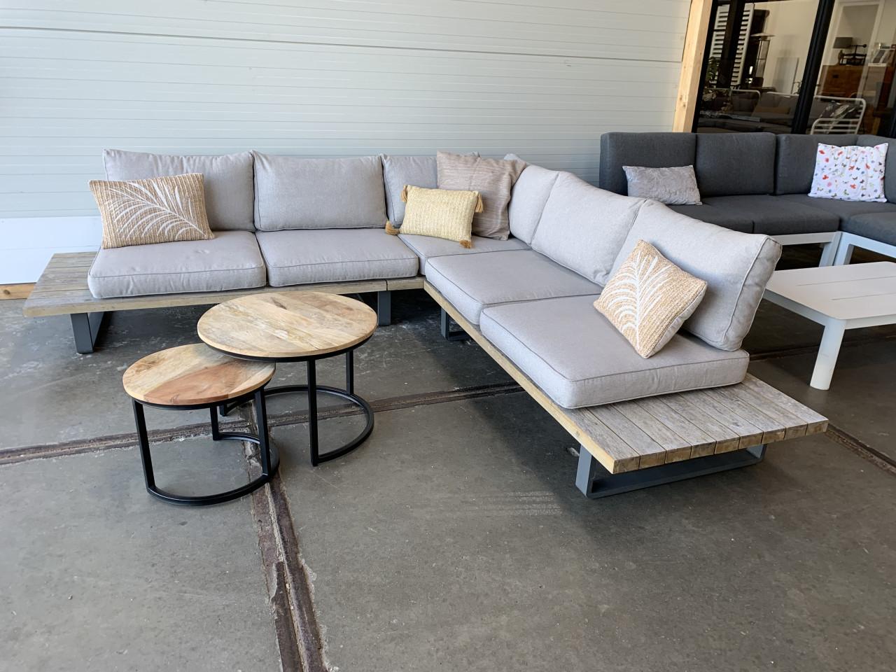 Loungset echt hout met Alminium met kussens en tafels.