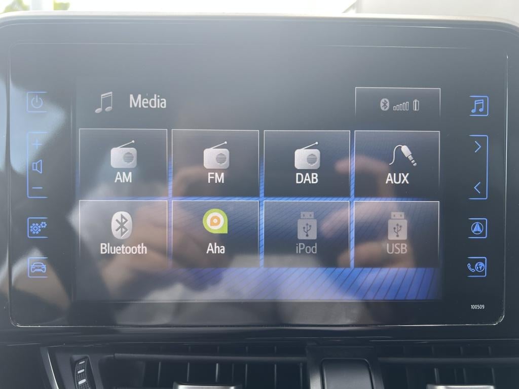 Toyota C-hr 1.8 hybrid executive | all-seasonbanden | dealeronderhouden