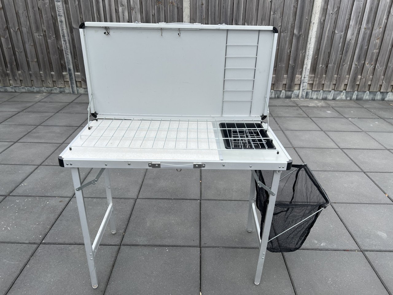 Kampeer keuken van het merk base camp nieuwprijs €99,-