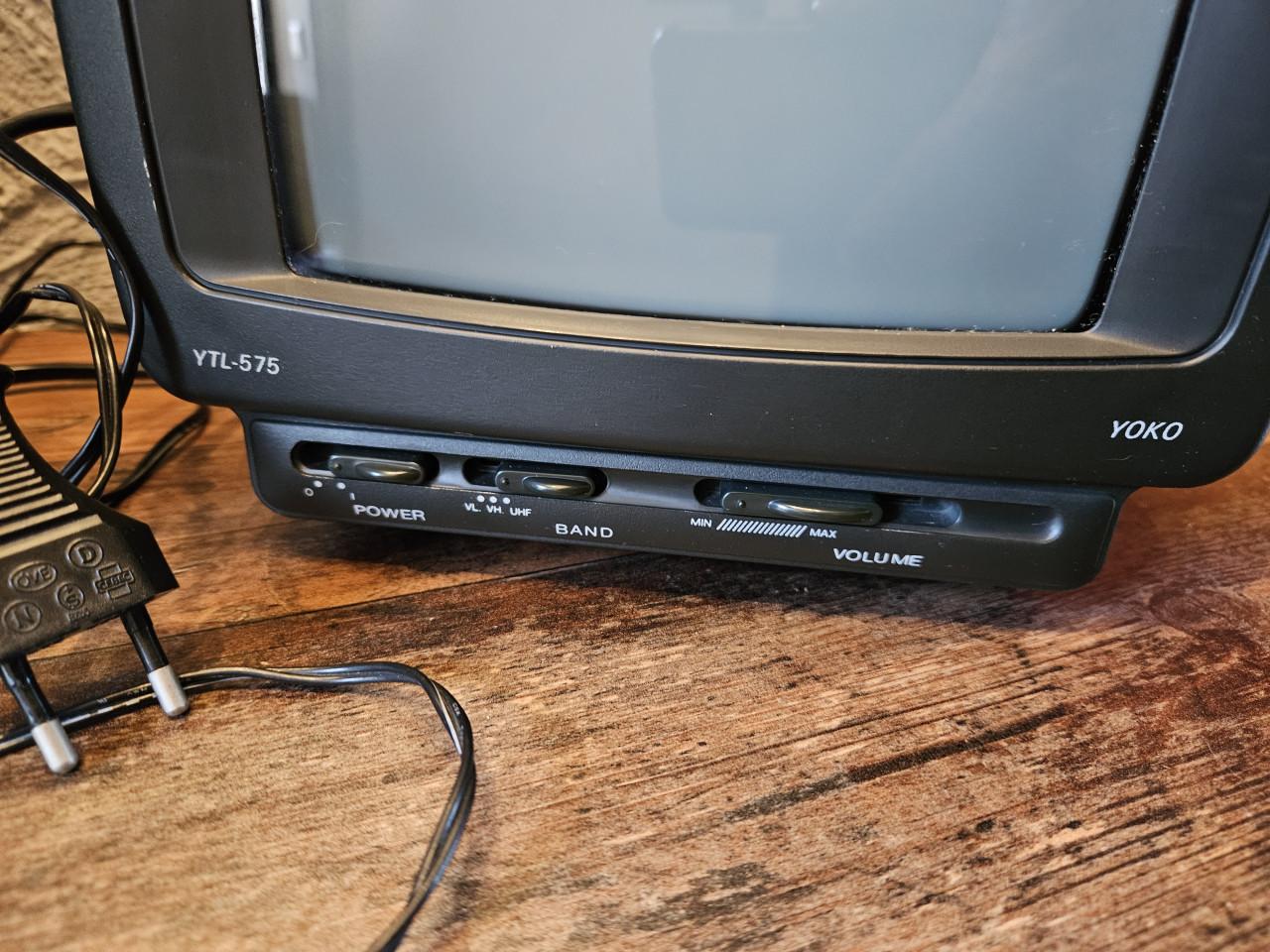 Vintage Yoko YTL-575 Draagbare Zwart-wit Televisie