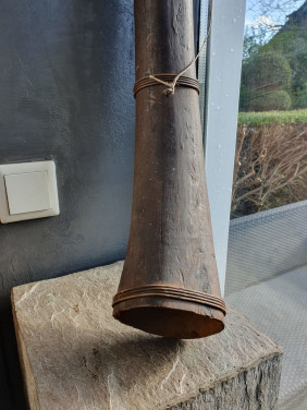Heel mooi groot antiek Midwinterhoorn, decoratief maar ook bespeelbaar.
