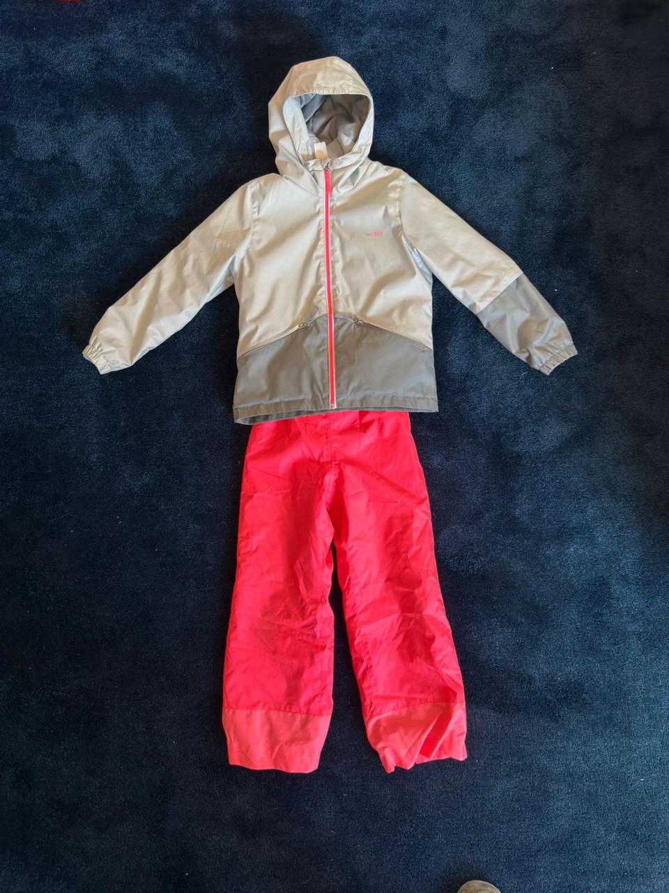 Complete kinderski-set: skijas (8 jr) + skibroek & ski-shirt (6 jr) – €25
