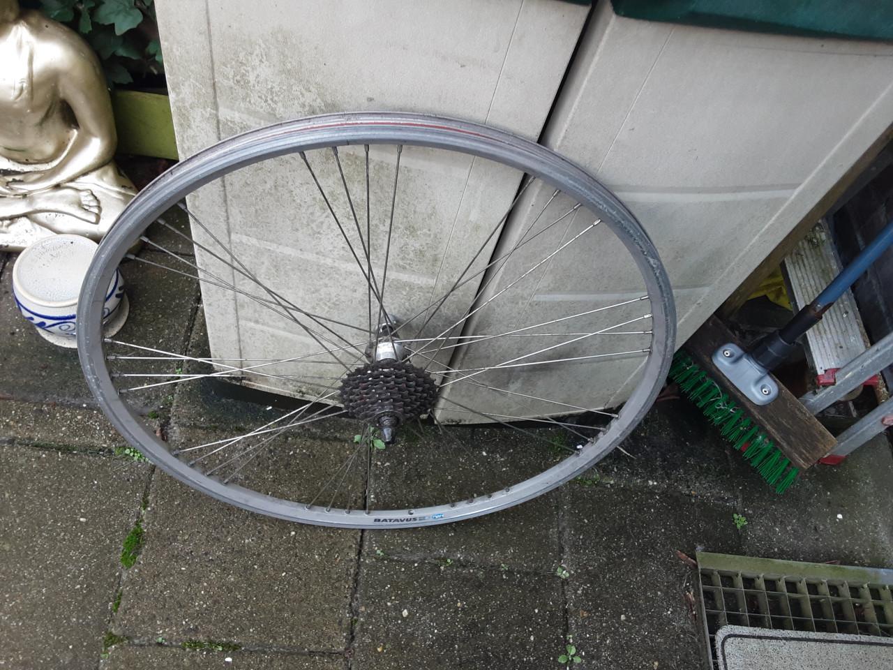 28 inch batavus achterwiel, 8 speed cassette, uitvalnaaf