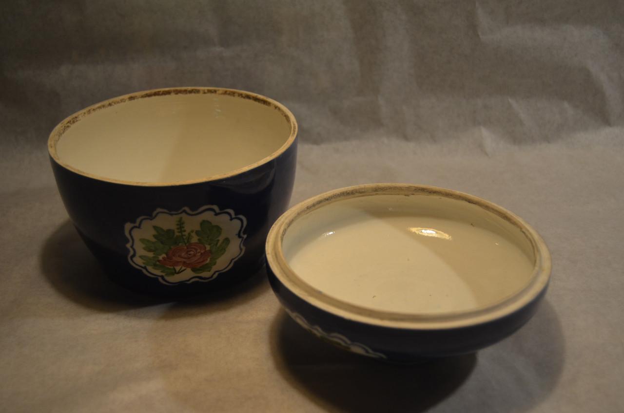Twee polychrome porseleinen dekselpotten China 20e eeuw.