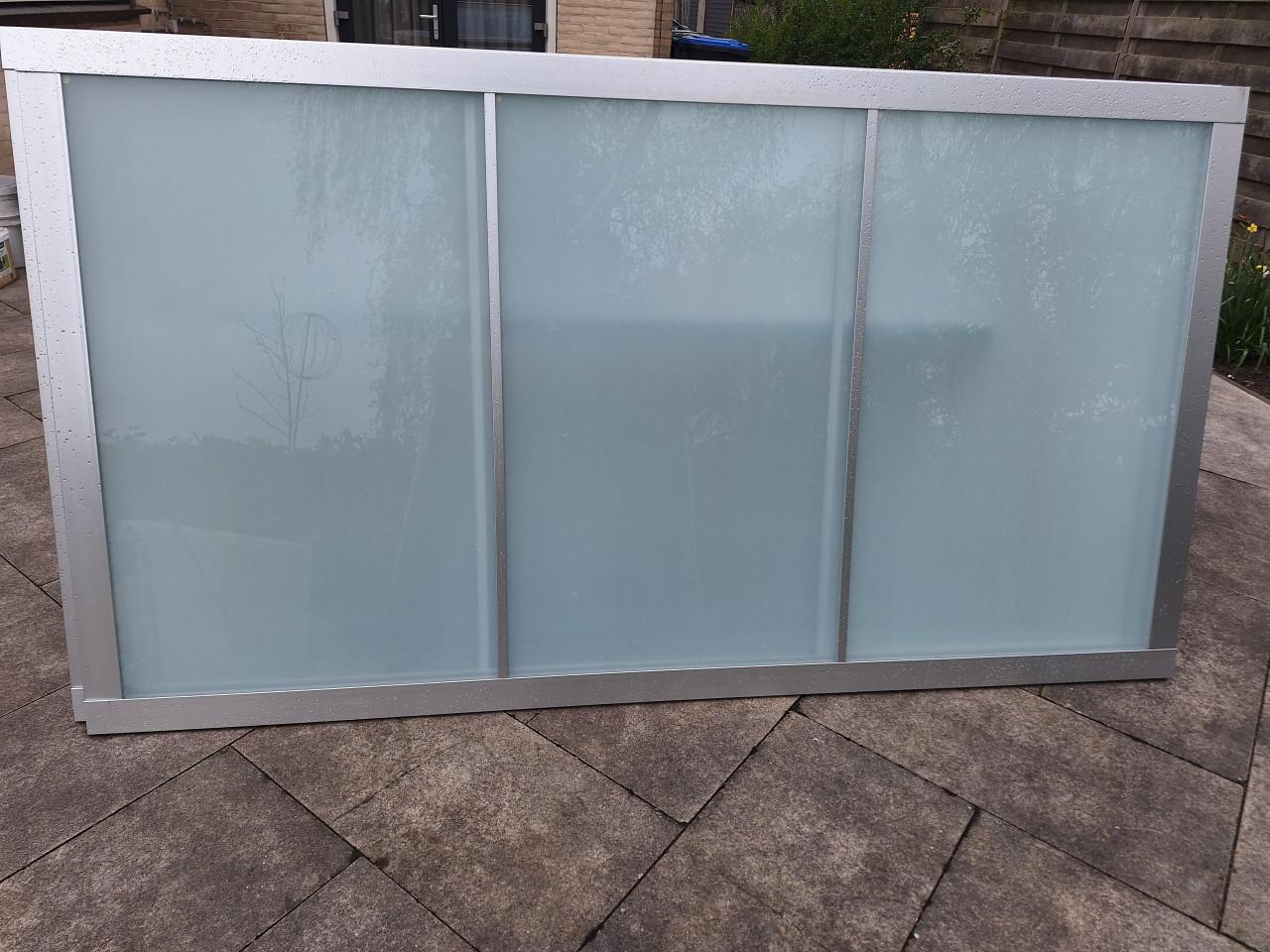 Ikea kast met glazen schuifdeuren