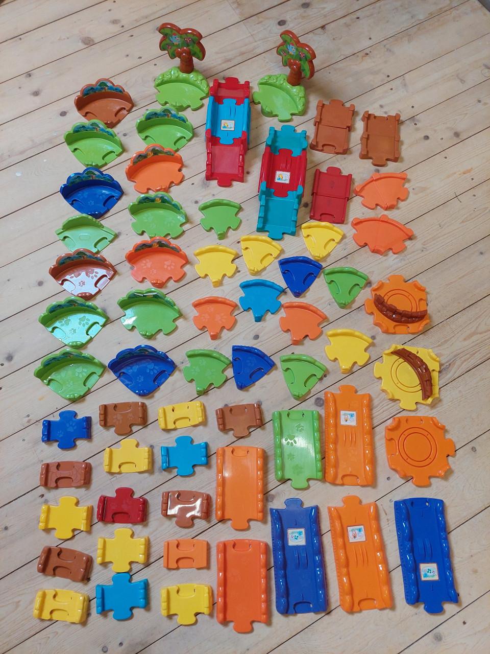 Ruim 60 Zoefzoef / Toettoet wegdelen inclusief lanceerbaan en schommels