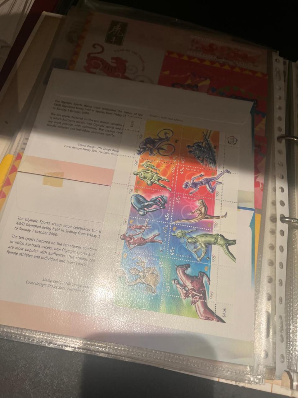 Map met kaarten, postzegels en van alles Australie