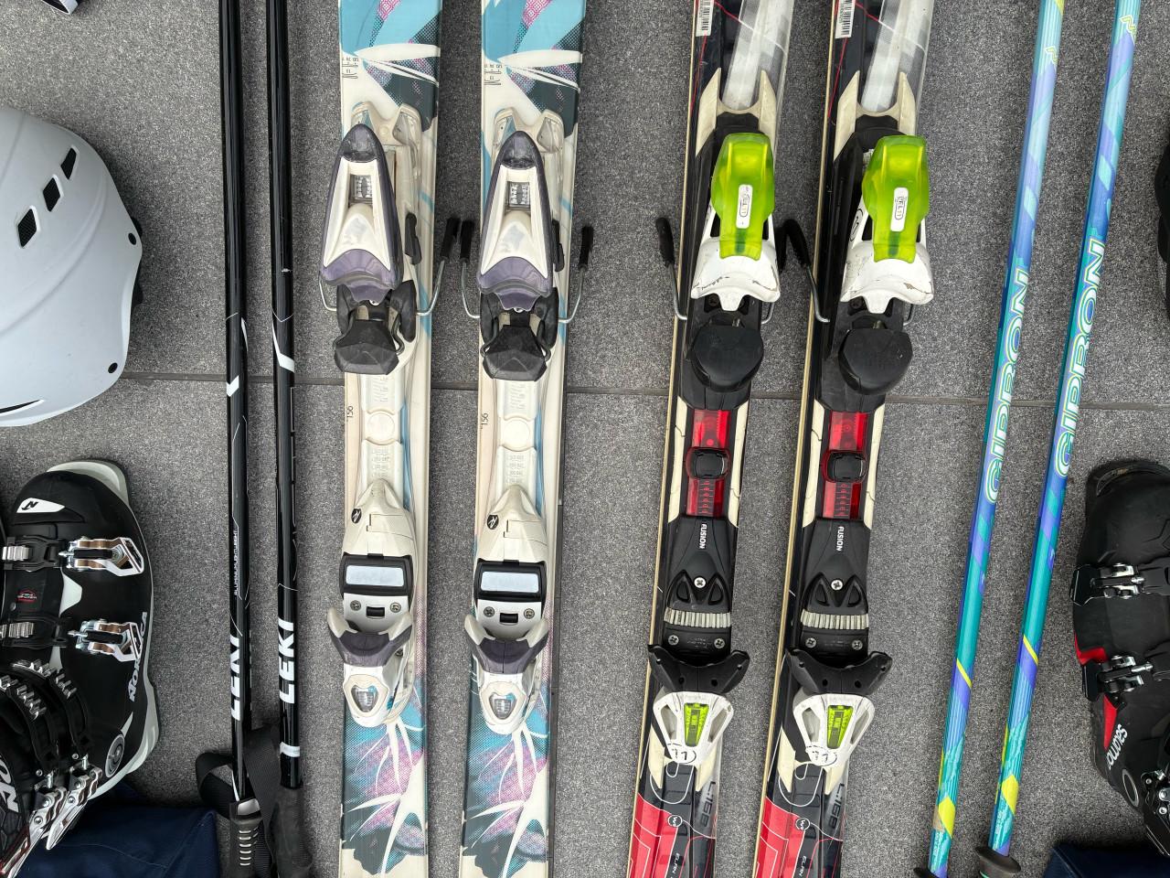 Dames- en heren skiset te koop. Bieden op afzonderlijke items is mogelijk.