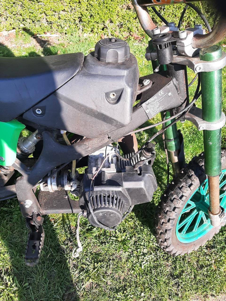 Mini crosbrommer, blok is los verder werking onbekend, voor de sleutelaar