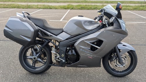 Triumph Sprint ST 1050 - Grijs - Met koffers