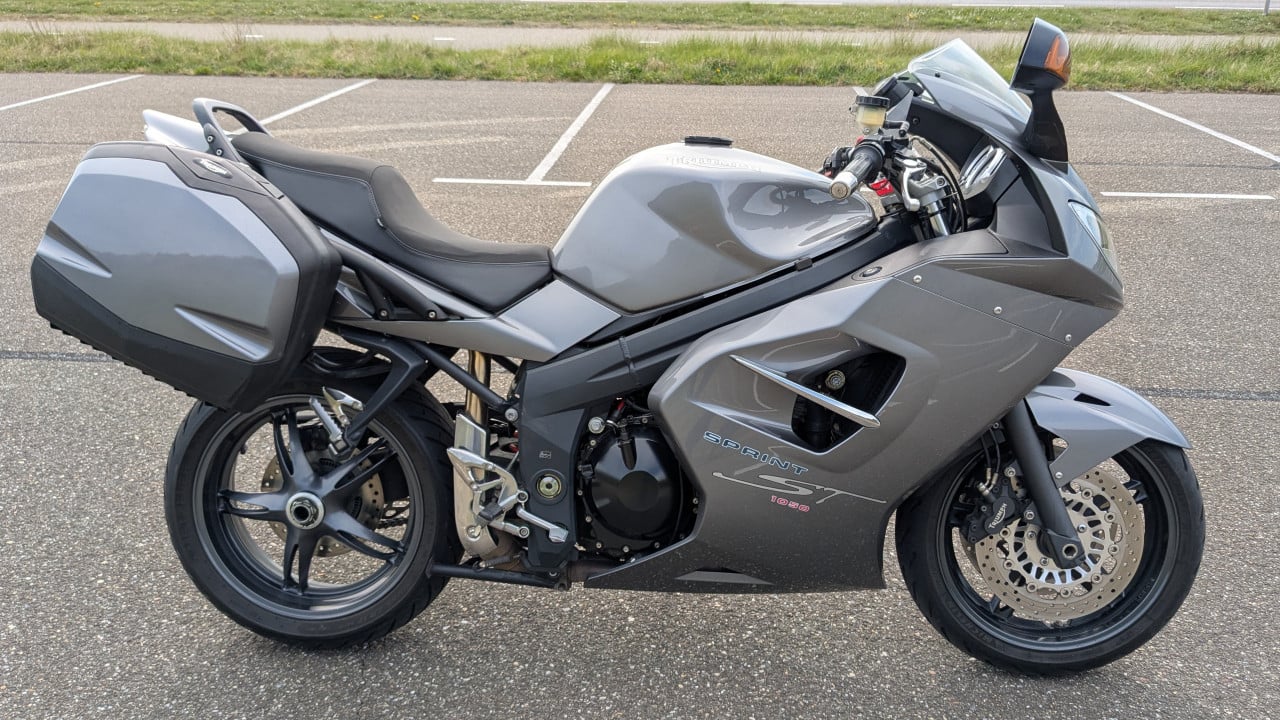 Triumph Sprint ST 1050 - Grijs - Met koffers