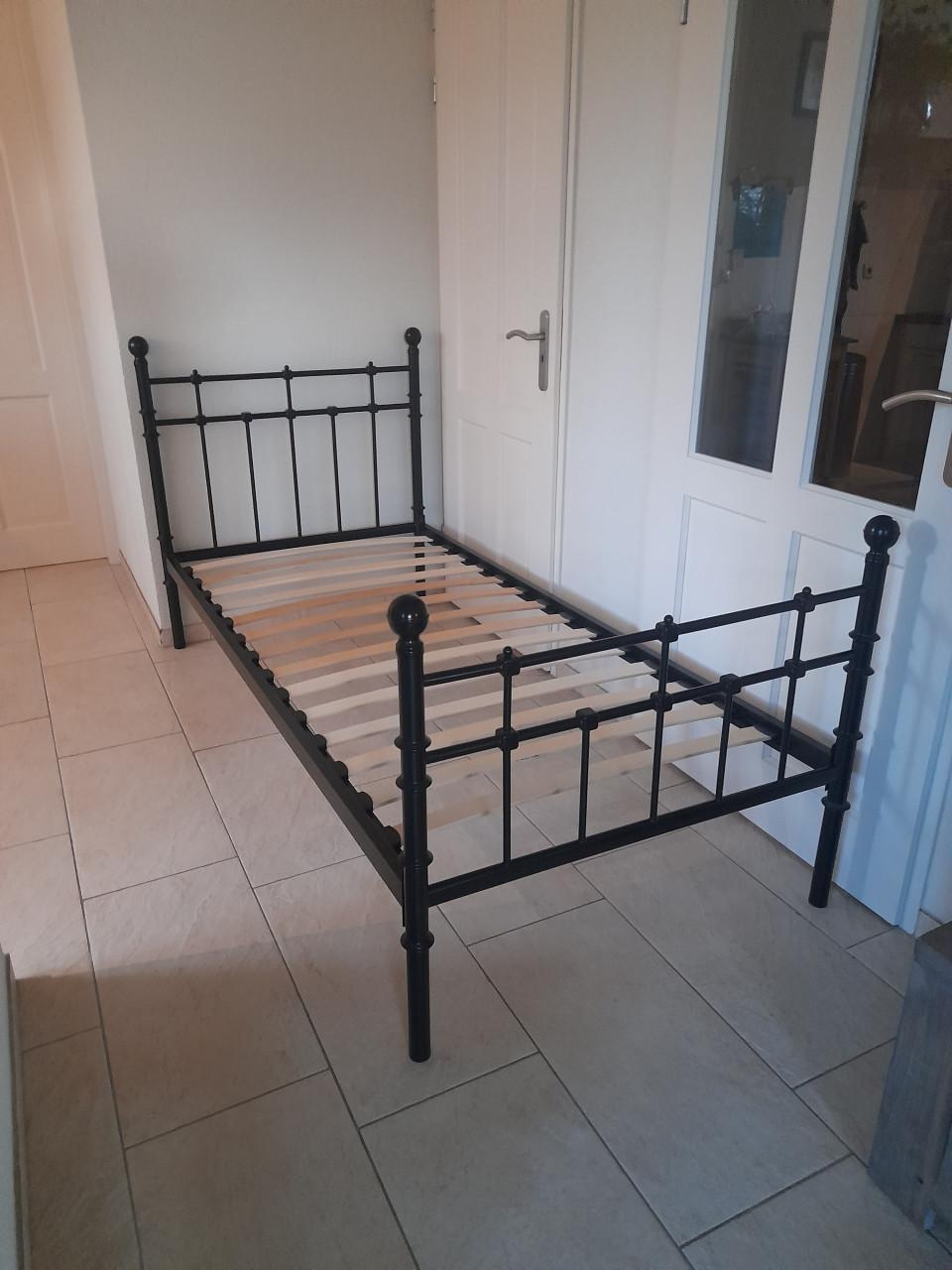 Mooi zwart metalen bed 90 x 200 (in goede nette staat )