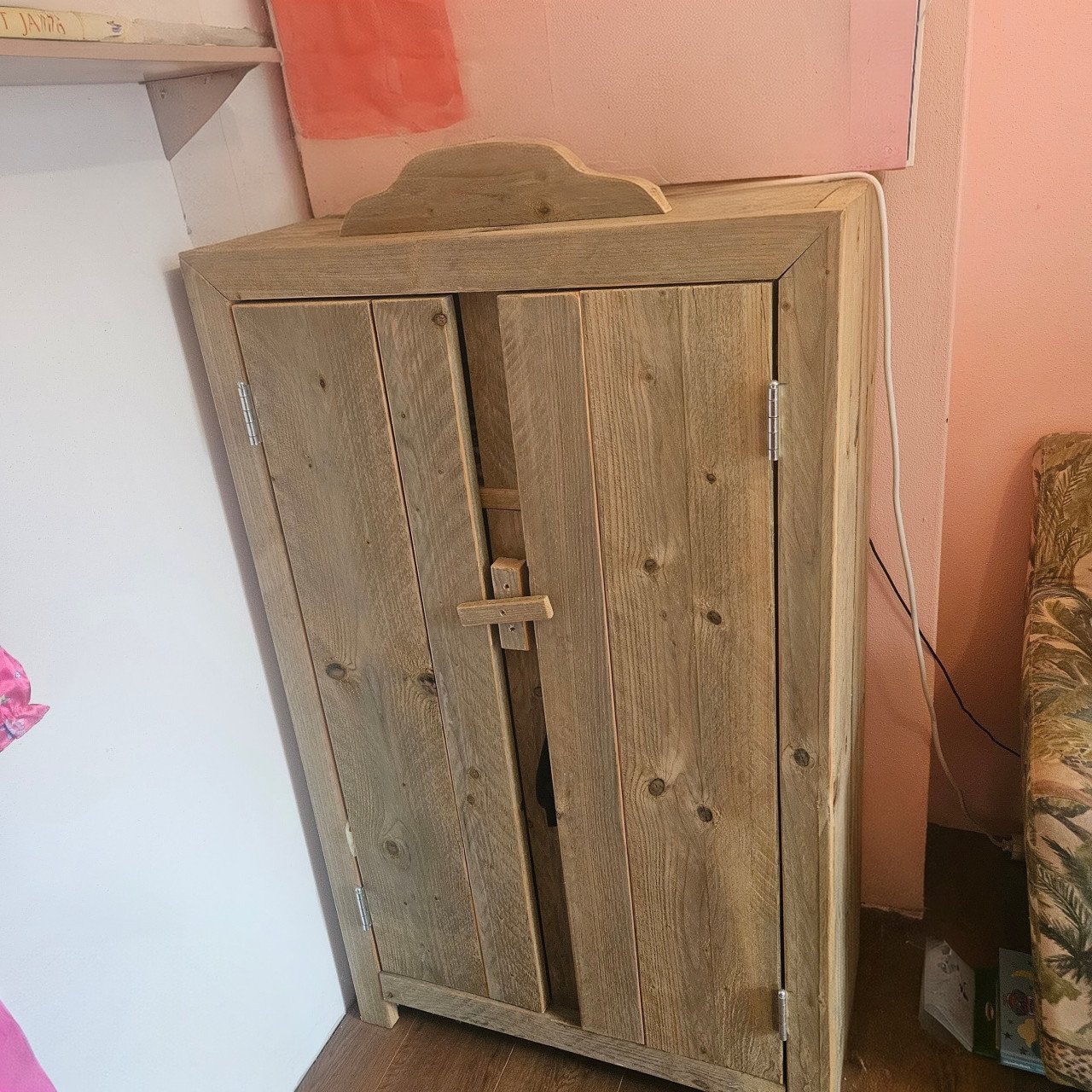 Steigerhouten babykamer