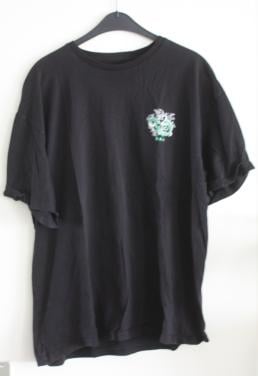 Zwart shirt met print aan d achterkant maat xl