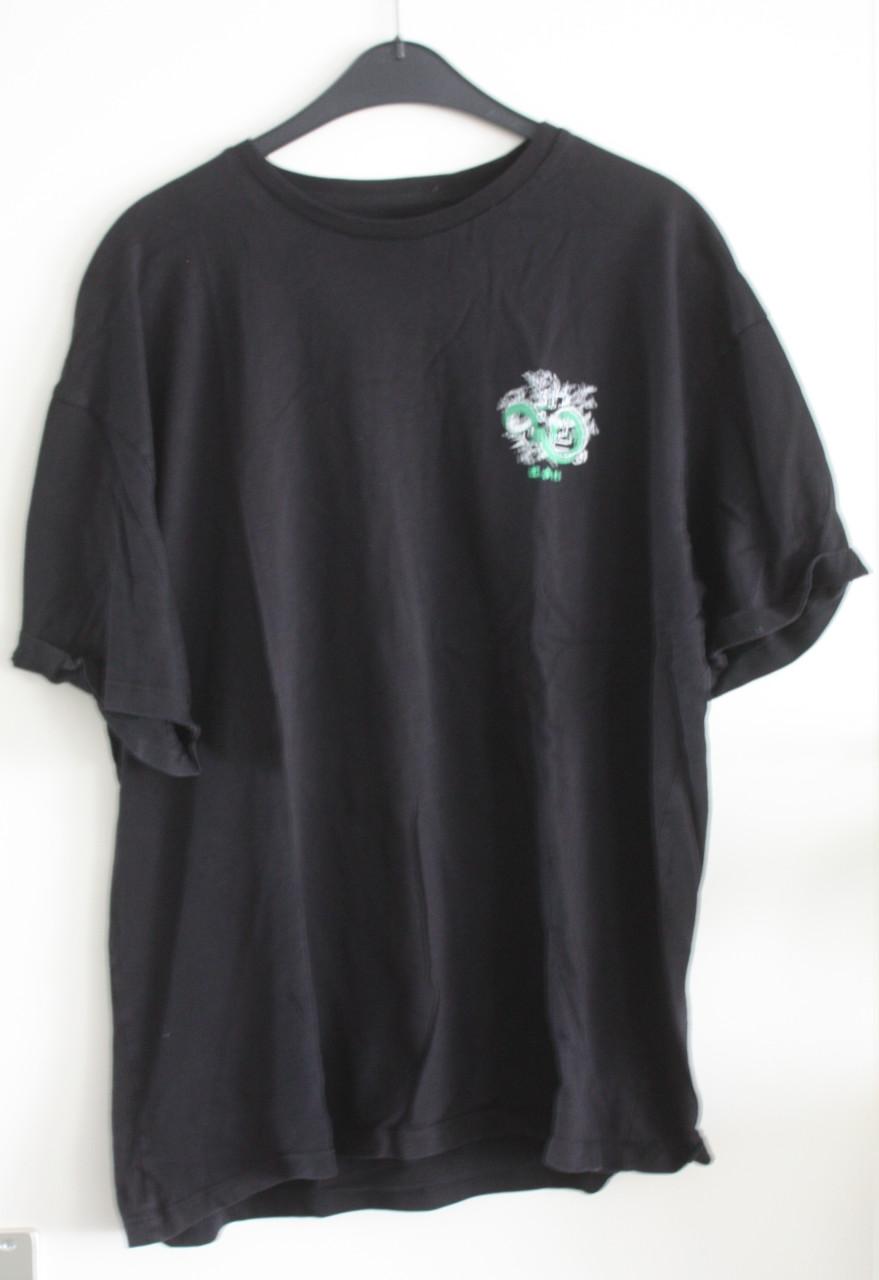 Zwart shirt met print aan d achterkant maat xl