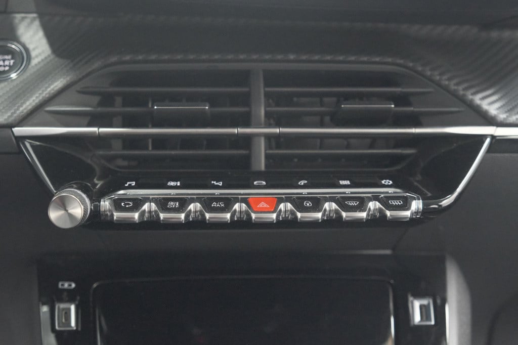 Peugeot 208 puretech 100 eat8 allure pack | camera | apple carplay | parkee