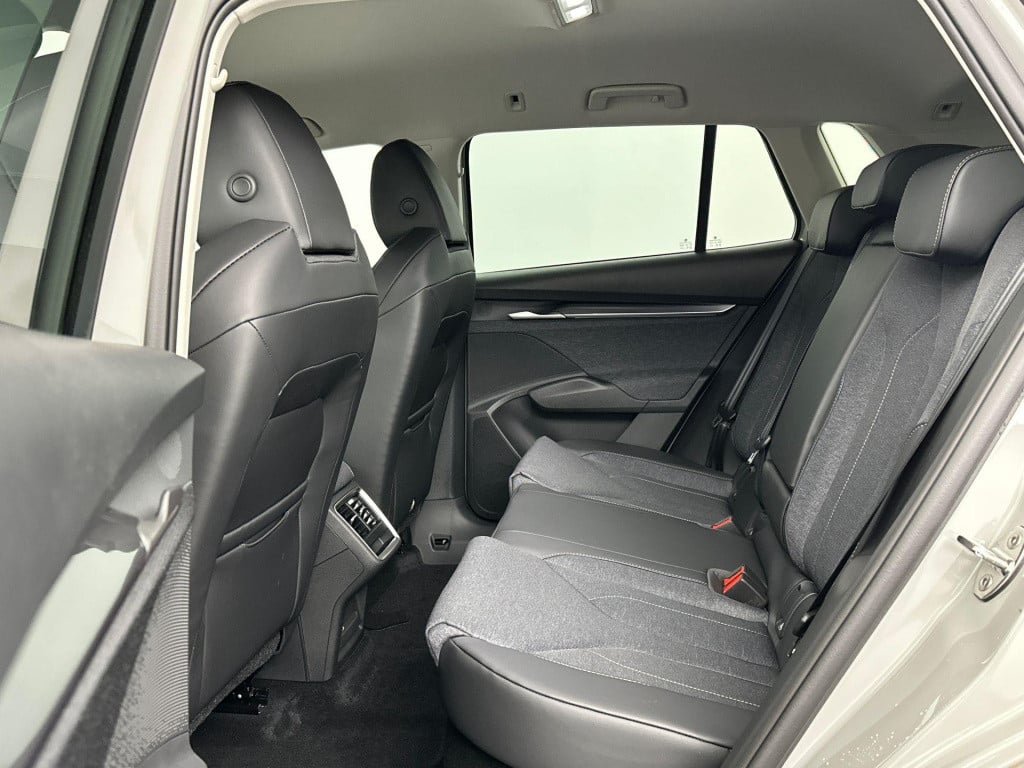 Skoda Elroq business edition tour elektromotor 210 kw / 286 pk