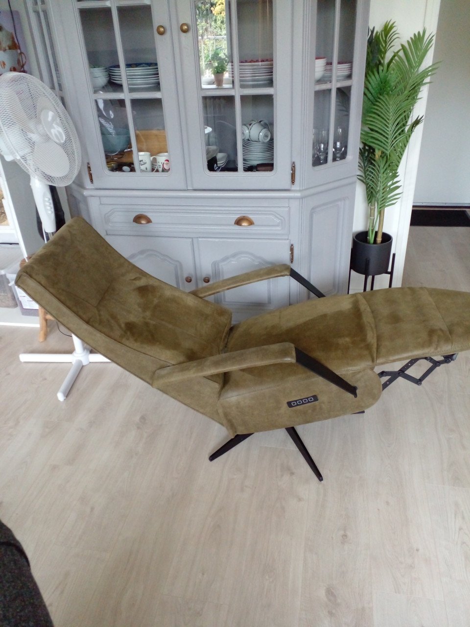 Relaxfauteuil Nijland M kleur: Bull Moss 59, elektrisch.