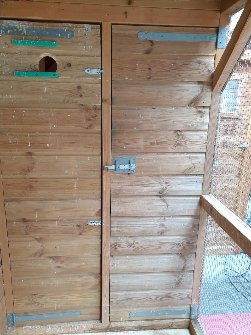 Te koop voliere en regenton