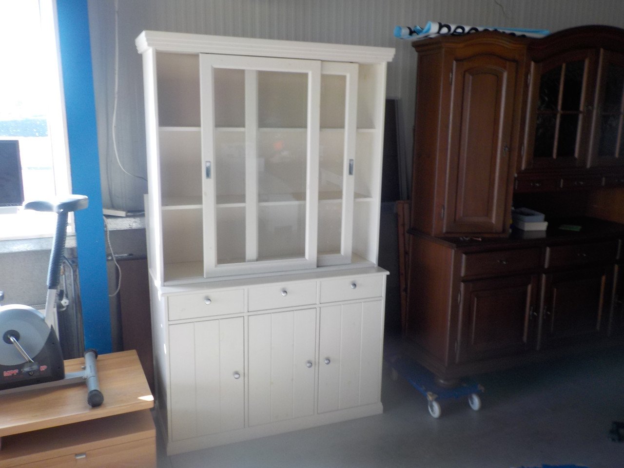 In vrijwel nieuw staat mooie wandmeubel met e schuifdeuren