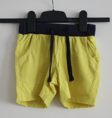 Kortebroek geel blauw  maat 98