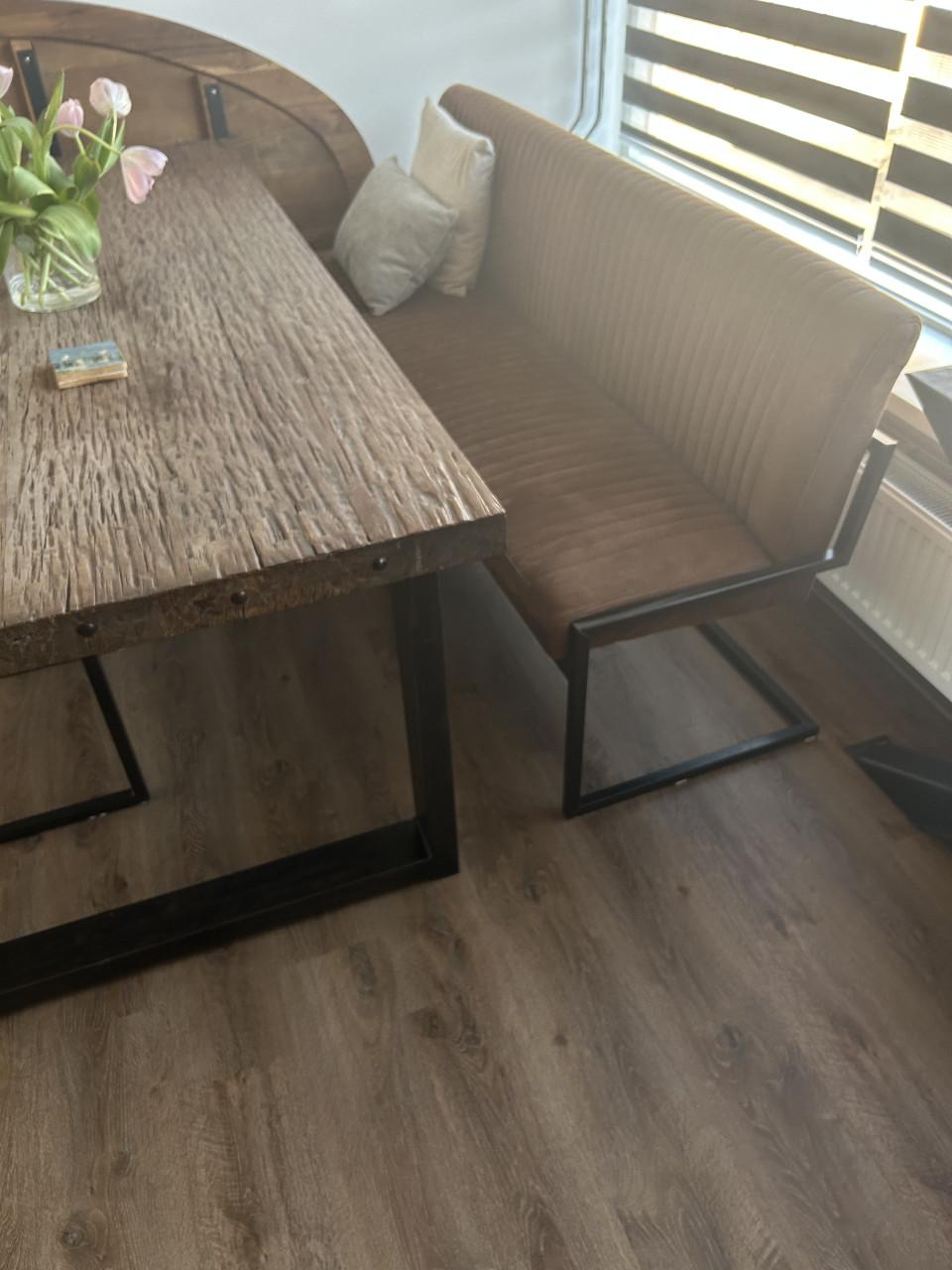 Industriële eettafel boomstronk massief hout . Metalen poten