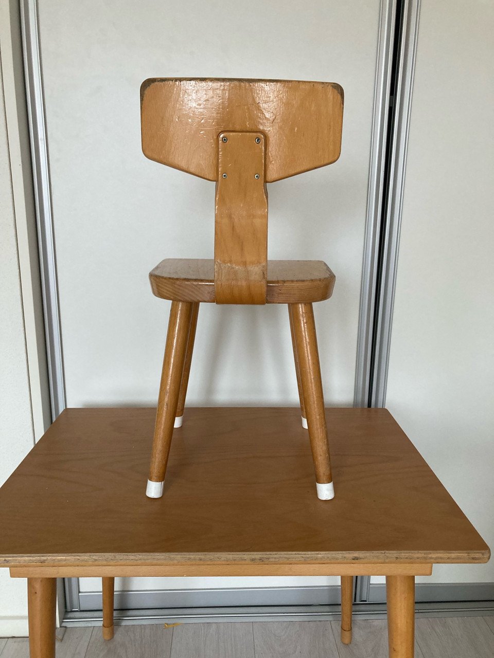 Vintage kinderbureautje met bijpassend stoeltje